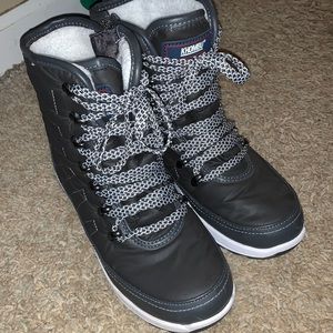 Khombu womens winter boots.